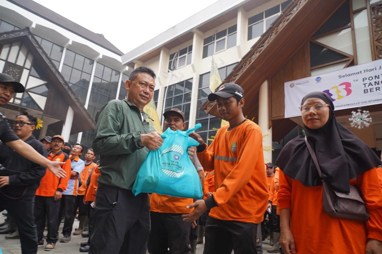Perjuangan Penyapu Jalan Wujudkan Indonesia Asri di Pontianak